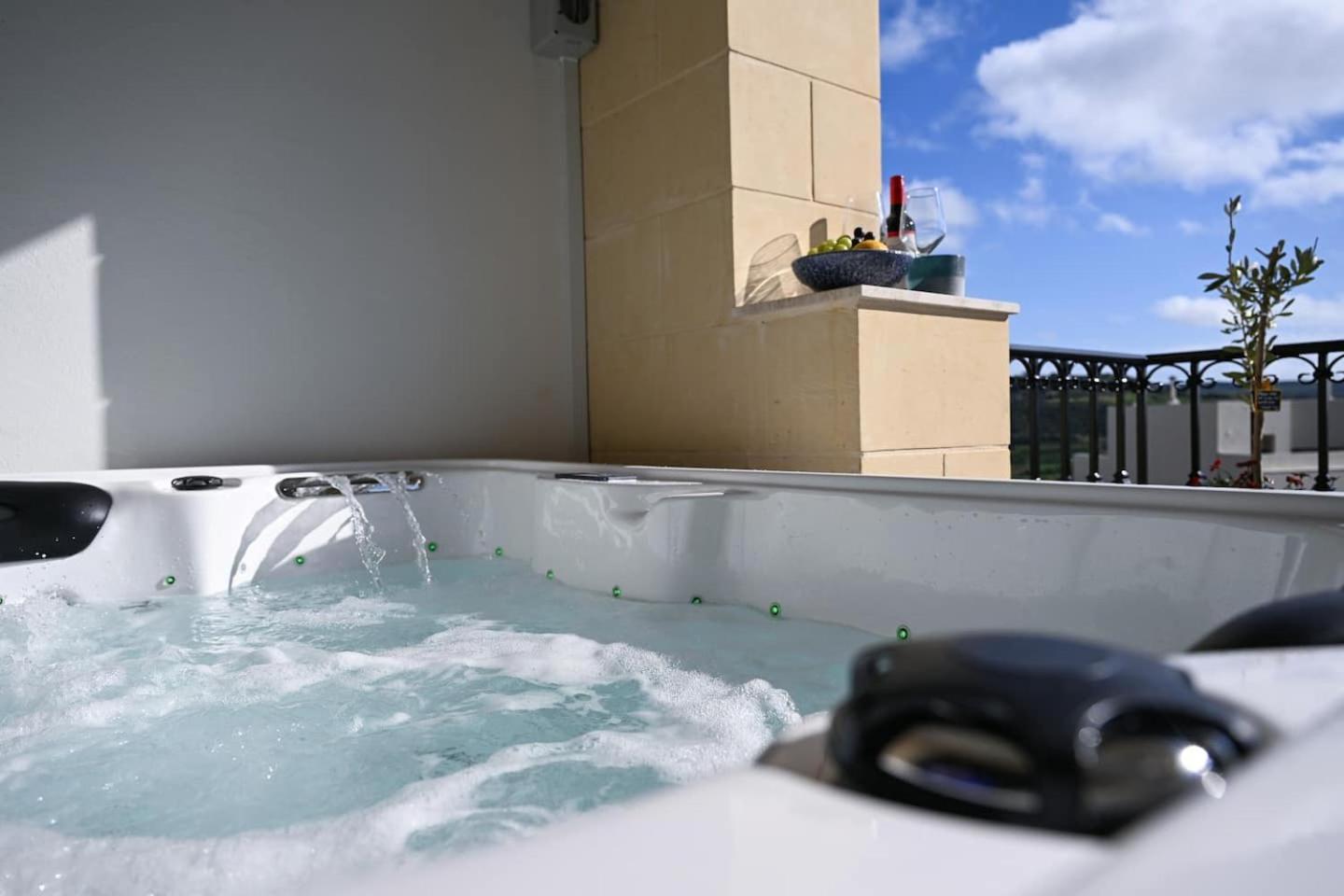 דירות מליאהה Ta'Lonza Luxury Near Goldenbay With Hot Tub App3 מראה חיצוני תמונה