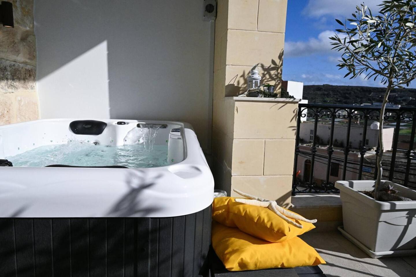 דירות מליאהה Ta'Lonza Luxury Near Goldenbay With Hot Tub App3 מראה חיצוני תמונה